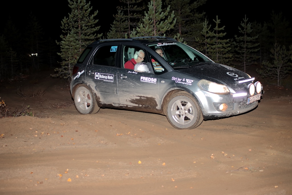 Danmarks Mestrene Børge Holm og Jørn Mørup måtte nøjes med en 9. og en 5. plads i de 2 svenske afdelinger om Nordisk Mesterskab i bilorientering. Dermed rykkede Holm og Mørup fra en samlet 4. plads til en slutplacering som nr. 7.
(Foto: Jyrki Tuusa)